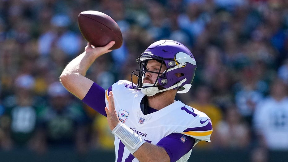 Vikings outlast Packers' 4th-quarter desperation, defeat division foe to remain undefeated