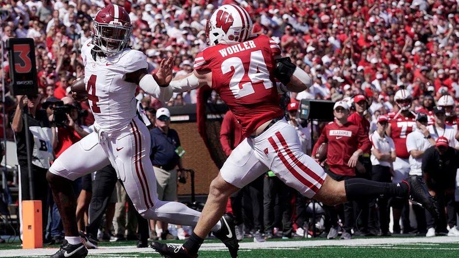 Alabama rolls over Wisconsin in Crimson Tide's first visit to Madison in nearly a century