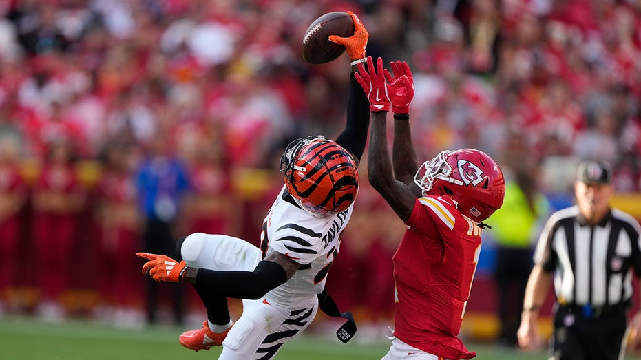 Bengals' Cam Taylor-Britt makes incredible 1-handed interception on Chiefs' Patrick Mahomes