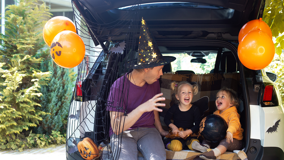 5 fun Halloween trunk-or-treat decoration kits