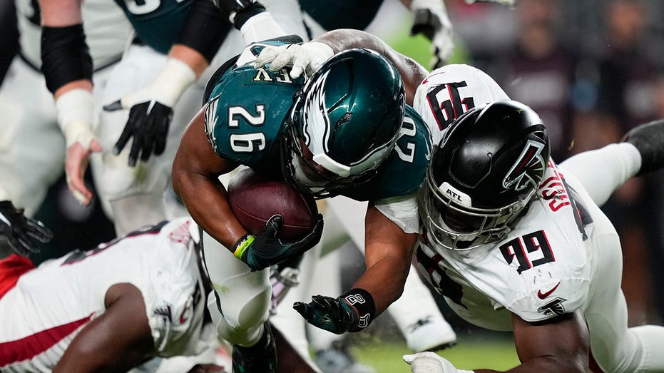 Eagles' Saquon Barkley draws ire from NFL fans after critical dropped pass in loss to Falcons