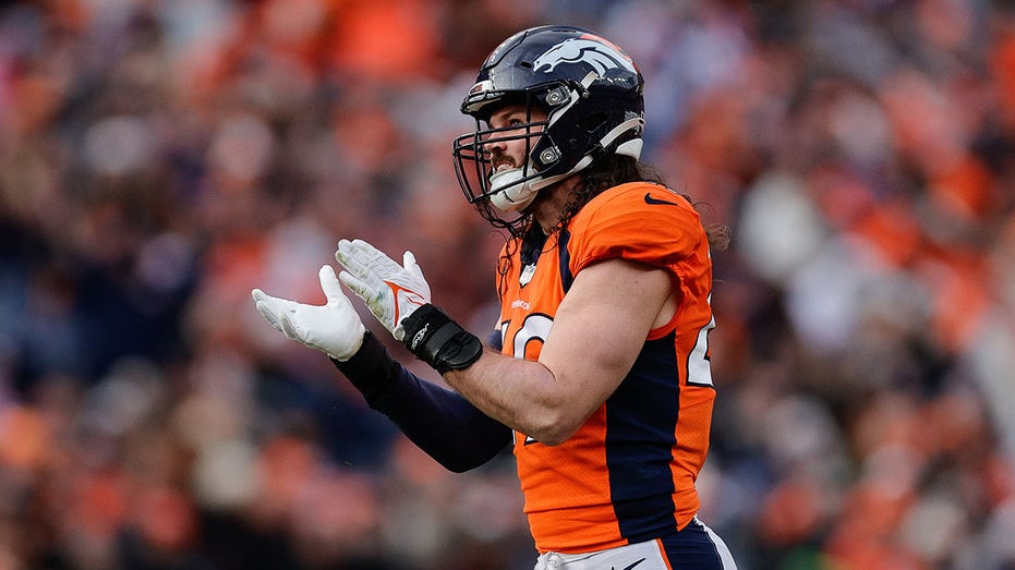 Broncos linebacker Alex Singleton played 3 full quarters of game with torn ACL