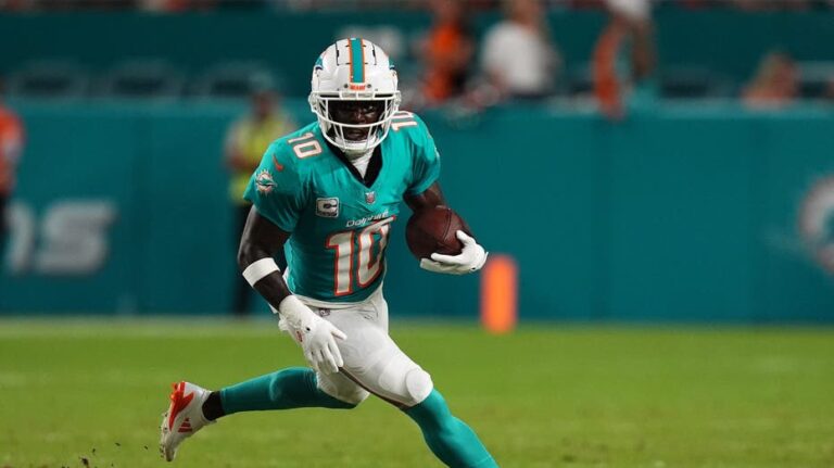 NFL star Tyreek Hill erupts on sideline during Dolphins' 3rd consecutive defeat