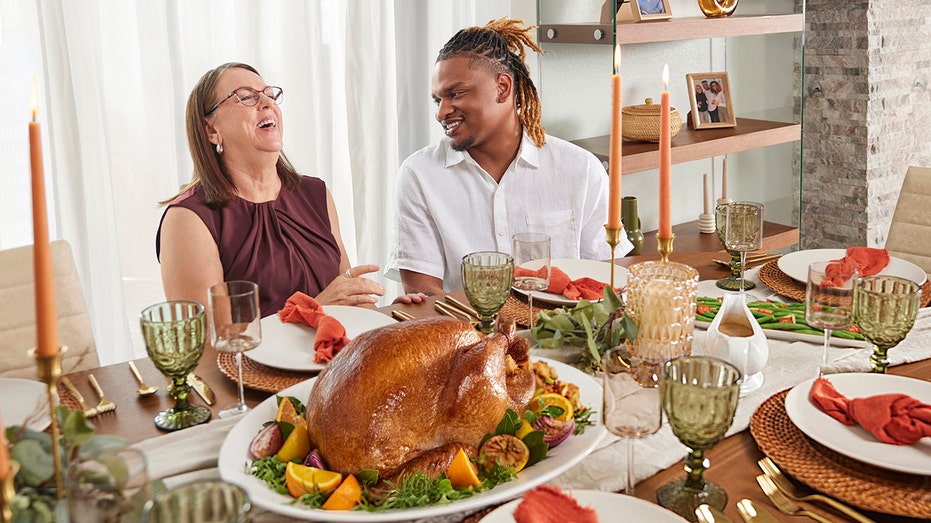 Arizona grandma and stranger she mistakenly texted in 2016 will celebrate 9th Thanksgiving together