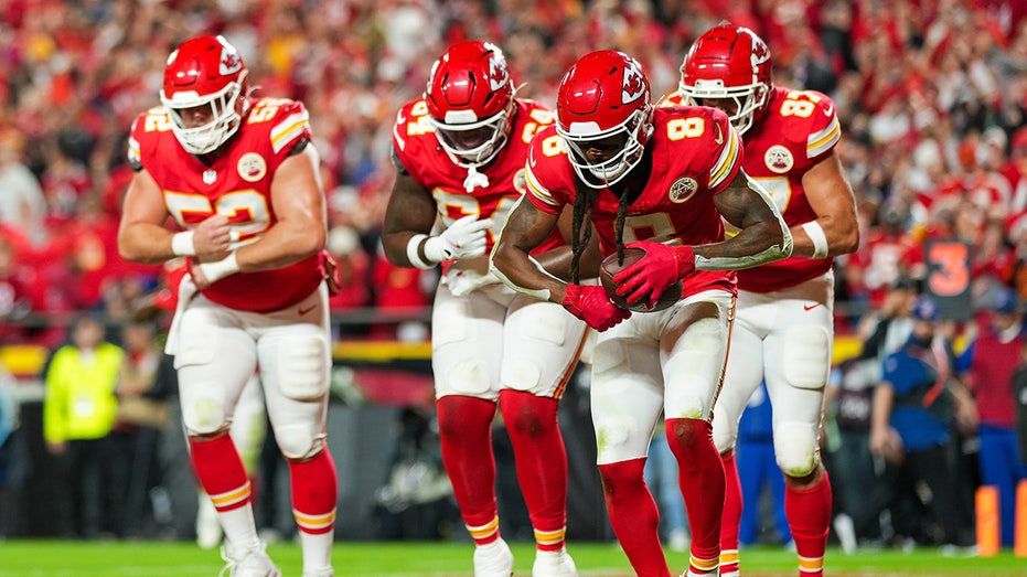 Chiefs score game-winning touchdown in overtime to beat Buccaneers, remain undefeated