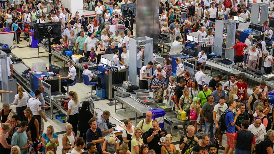 Air traveler sparks debate after revealing he arrives at airport 6 hours before flight; TSA weighs in