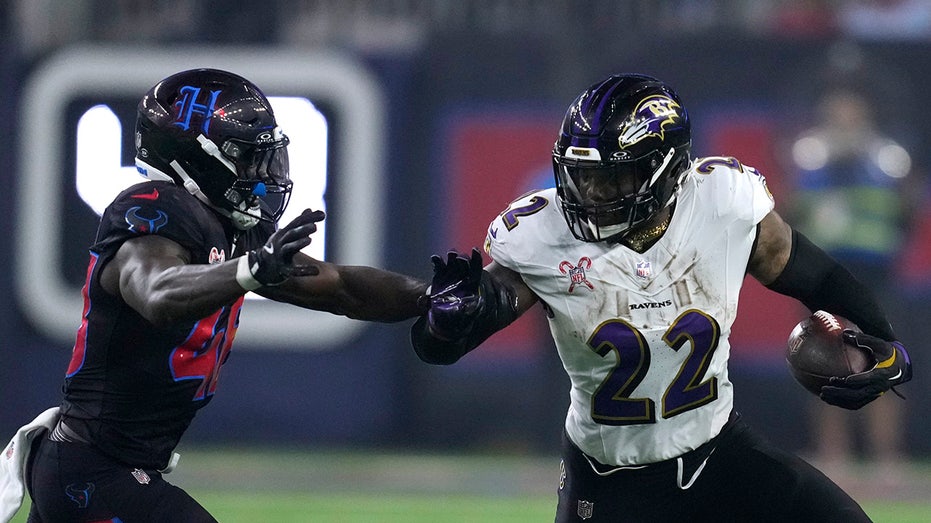 Ravens rout Texans on Christmas, inch closer to division title