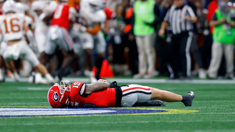 Georgia quarterback Carson Beck leaves SEC championship with injury