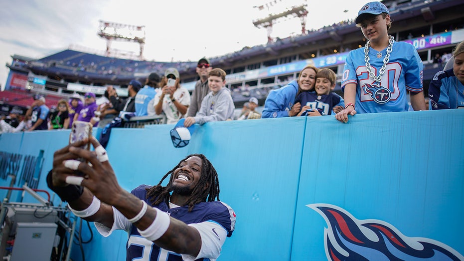 Titans rookie Jarvis Brownlee Jr. shares powerful message after helping out single mom: 'God bless you'