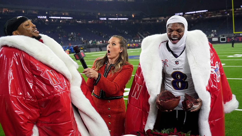 Ravens' Lamar Jackson, Derrick Henry refuse to eat Netflix football cake in awkward moment