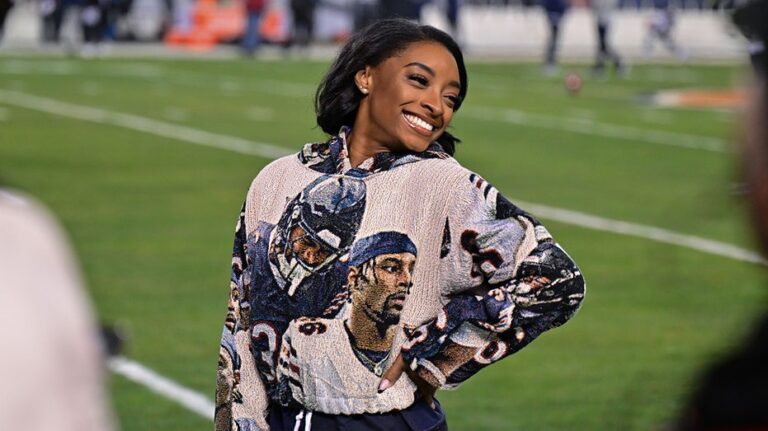 Simone Biles sports custom Jonathan Owens outfit to Bears' final home game