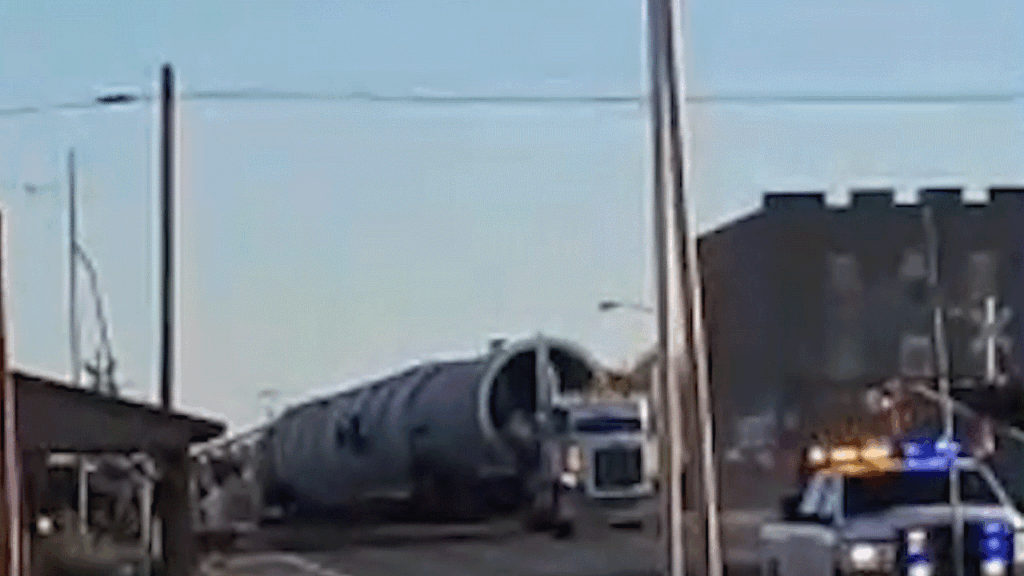 Union Pacific train derails after hitting tractor-trailer on Texas railroad tracks, killing two: video