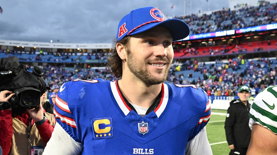 Bills' Josh Allen jokes teams should 'stay away' from offensive coordinator amid head coaching interest